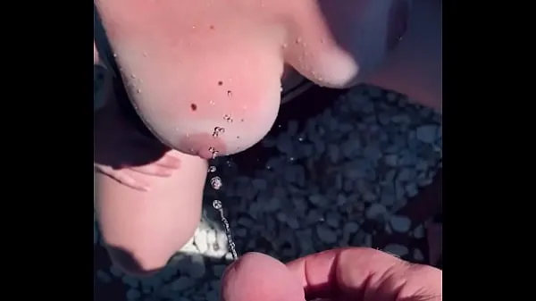 Pissing on MILF Wife’s Pierced Fake Tits Outside Golden Shower Tabung hangat yang besar