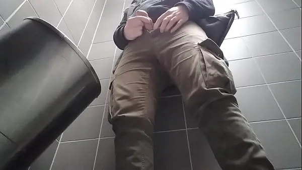 Stort Young man with uncut dick peeing in a public urinal. He then shows and shakes his dick varmt rör