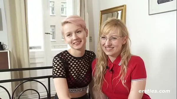 Duża Ersties: Blonde Girls Have Hot Lesbian Sex ciepła tuba