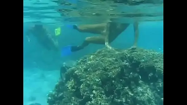 بڑی Katja Has Sex Underwater in the Tropical Waters near Bora Bora گرم ٹیوب