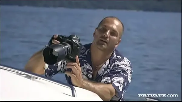Suuri Renata Black Takes on Two Guys While on a Boat as She Pulls off a DP lämmin putki