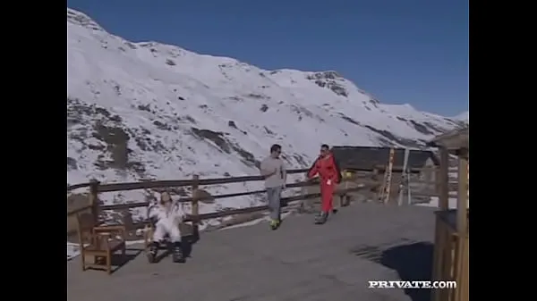 Veľká Vanessa Virgin Rides Out an Anal Threeway in the Alps teplá trubica