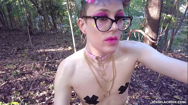 Stort Femboy naked and oiled up in the woods - ASS FUCK and PISS varmt rør