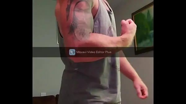 Stort Muscular guy is showing body and jerking off in home varmt rør