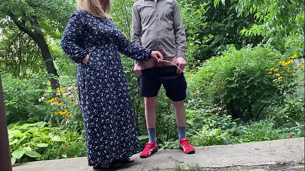 Nagy Mommy MILF pissing standing up in the city park after helping her stepson piss meleg cső