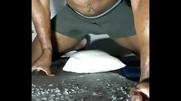 Μεγάλος Muscular Male Humping Pillow Desperate To Fuck θερμός σωλήνας