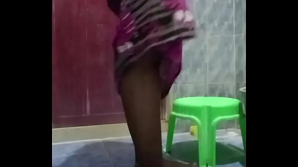 Stort Indian aunty bathing varmt rør