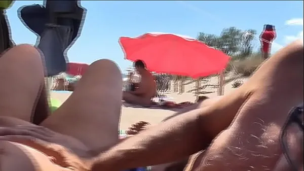 Büyük LLEEMEE (7) -Fun in the nudist beach in front of a man who din't notice at all sıcak Tüp