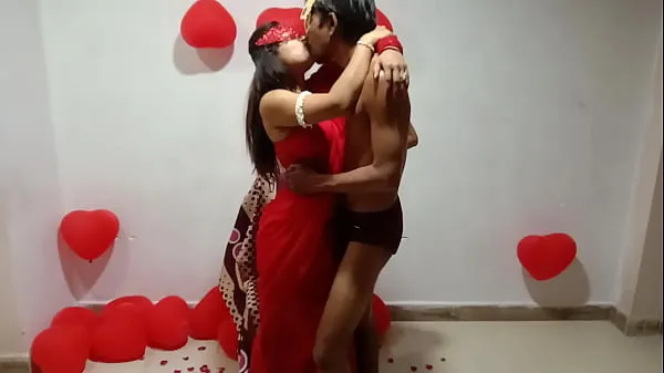بڑی Newly Married Indian Wife In Red Sari Celebrating Valentine With Her Desi Husband - Full Hindi Best XXX گرم ٹیوب