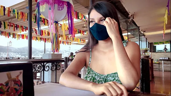 Suuri Mexican Teen Waiting for her Boyfriend at restaurant - MONEY for SEX lämmin putki