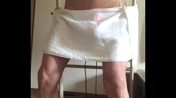 Stort The penis hidden with a towel comes off when it moves and is exposed. I endure it, but a powerful vibrator explodes and eventually the towel falls. Ejaculate in 1 minute of premature ejaculation varmt rør