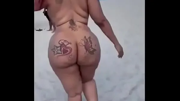Grote Black chick with big ass on nude beach warme buis