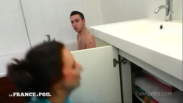 French youngster buggers his cougar landlady in the shower أنبوب دافئ كبير