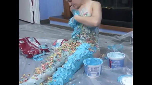 Sexy chick loves to smear herself with sweet dessert in the kitchen on the floor أنبوب دافئ كبير