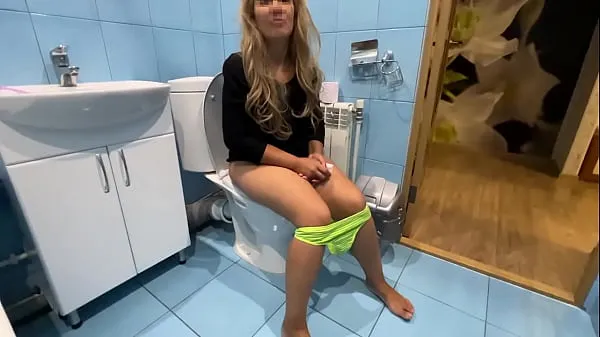 Suuri The stepmom did not wear panties so that it would be more convenient for the stepson to fuck her in the ass lämmin putki