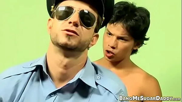 Suuri Uniformed gay policeman fucked by adorable Latino twink lämmin putki