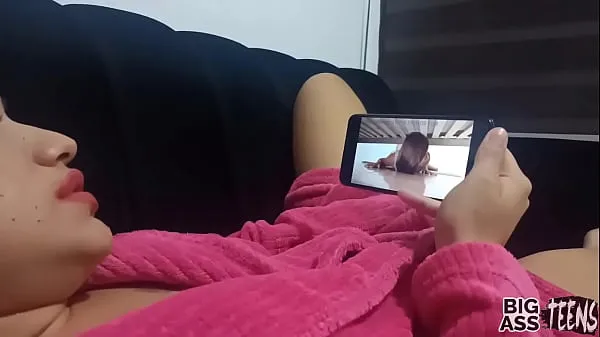 With my stepsister, Stepsister takes advantage of her hot milf stepbrother watches porn and goes to her brother's room to look for cock in her big ass Tiub hangat besar