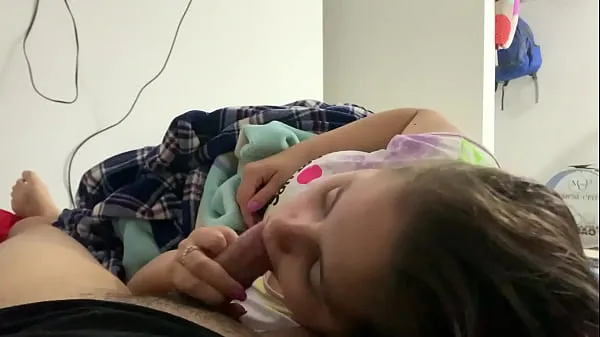 Stort My little stepdaughter plays with my cock in her mouth while we watch a movie (She doesn't know I recorded it varmt rör