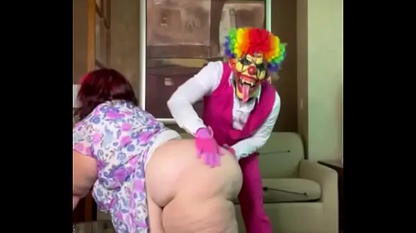Suuri Clown showing BBW white slut a good time in his luxury hotel room lämmin putki