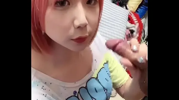 Suuri Pink haired shemale blows and gets facialized lämmin putki