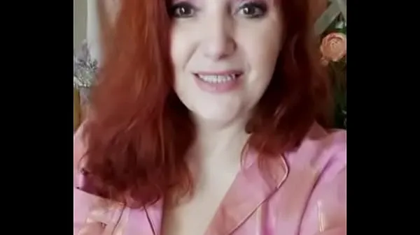 Stort Redhead in shirt shows her breasts varmt rör