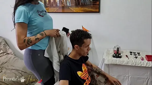 큰 Sabrina Prezotte opens a Beauty Salon and she welcomes her clients for a good haircut and hot, strong sex 따뜻한 튜브