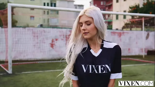 Velká VIXEN Fangirl Eva Elfie seduces her favourite soccer star teplá trubice