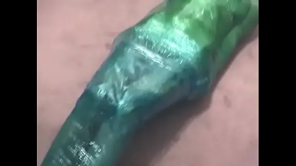 Μεγάλος Fetish chick loves being wrapped in green plastic with her shaved pussy θερμός σωλήνας