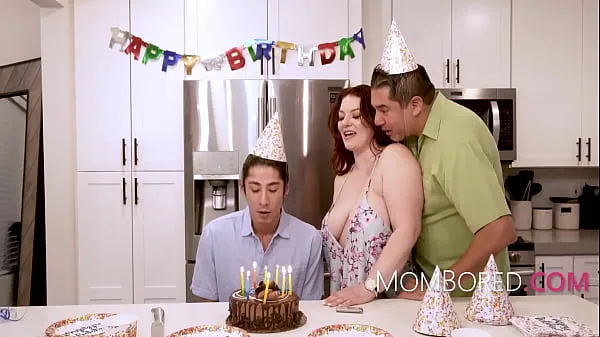 Stort MILF Fucked By Stepson On His Birthday InFront Of Her Husband - Emmy Demur varmt rør