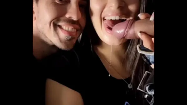 I recorded my wife sucking a stranger's dick, and I kissed her with a mouth full of cum Tabung hangat yang besar