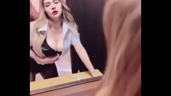 Stort Pim girl gets fucked in front of the mirror, her breasts are very big varmt rör