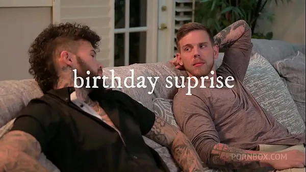 بڑی Hatler Gives Steve Rickz a Big Birthday Surprise - Big Booty Stripper TS Foxxy گرم ٹیوب
