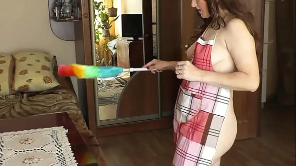 Stort MILF sexy brunette Frina naked cleans apartment and sings song "Katyusha". Booty ass MILF natural tits. Naked mommy brunette MILF cleans room. Home nudism. No panties and bra varmt rør