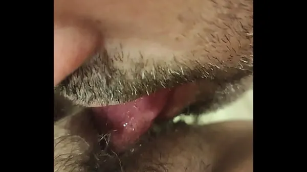 Grande Sudden desire to lick her pussy tubo quente