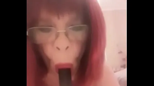 Suuri Italian mature housewife licks and sucks her dildo in an extremely provocative way lämmin putki