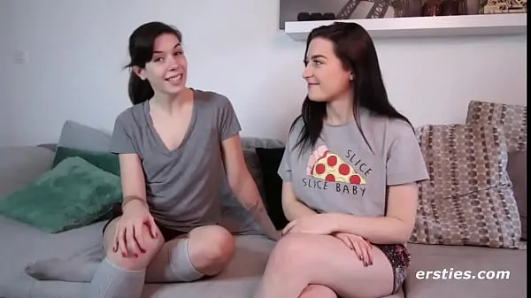 Stort Ersties: Cute Lesbian Couple Take Turns Eating Pussy varmt rør