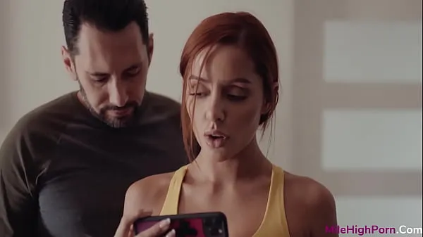 Vanna Bardot Catches Her Stepdad Videochatting With His Secretary أنبوب دافئ كبير