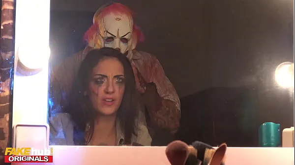 Nagy Fakehub Originals - Fake Horror Movie goes wrong when real killer enters star actress dressing room - Halloween Special meleg cső