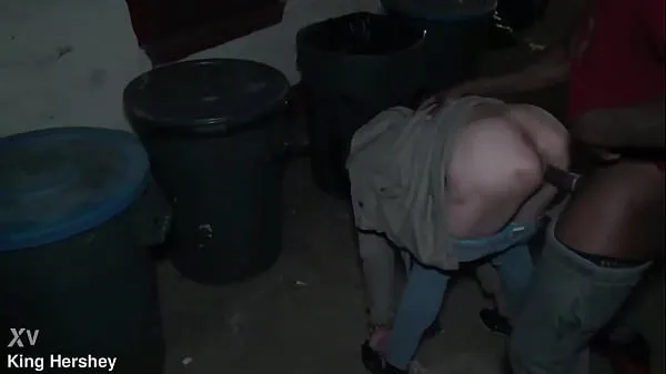 Grote Fucking this prostitute next to the dumpster in a alleyway we got caught warme buis
