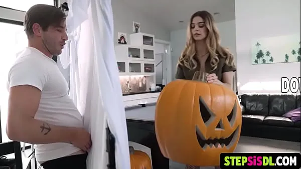 Stort Two thin girls with small breasts want to prepare for the Halloween party and want to have sex with their stepbrother who has a big dick varmt rör
