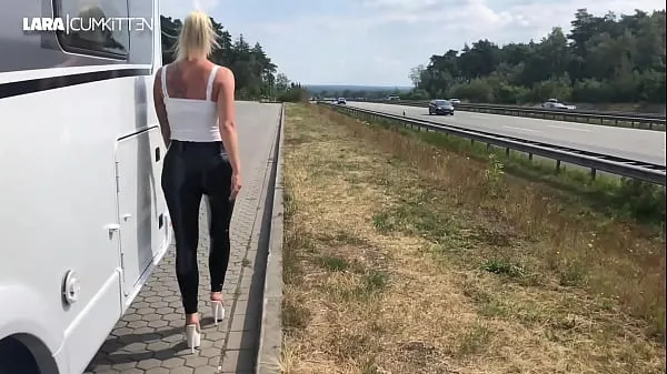 Stort Lara CumKitten - FICK DRIVE IN on the A1 varmt rör