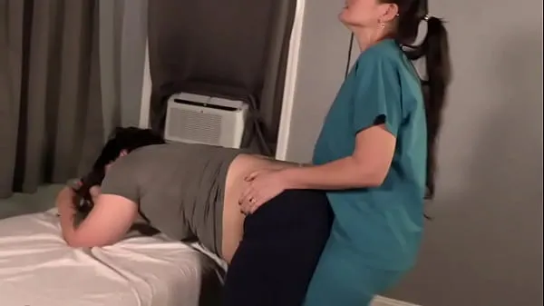 Stort Nurse humps her patient varmt rør