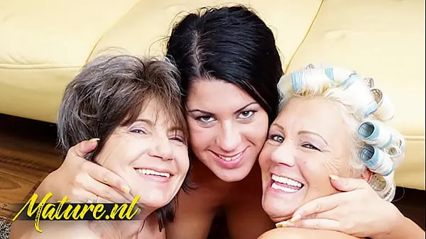 Gran Joven cachonda Rashina invitó a una pareja de lesbianas maduras a un trío calientetubo caliente