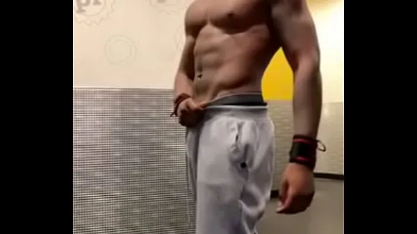 Grande Handsomedevan hits the gym tubo quente