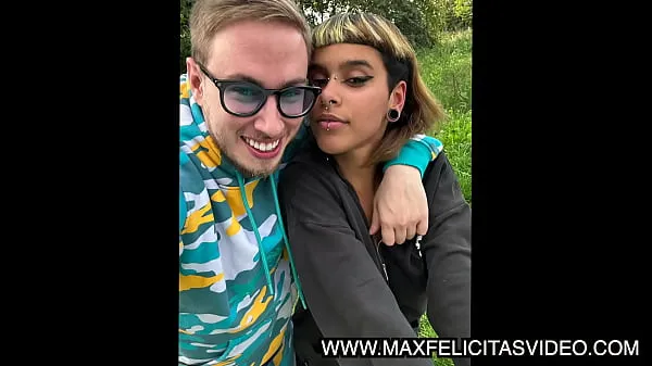 Suuri SEX IN CAR WITH MAX FELICITAS AND THE ITALIAN GIRL MOON COMELALUNA OUTDOOR IN A PARK LOT OF CUMSHOT lämmin putki