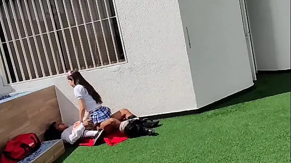 Gros De jeunes étudiants ont des relations sexuelles sur la terrasse de l'école et sont filmés par une caméra de sécurité tube chaud
