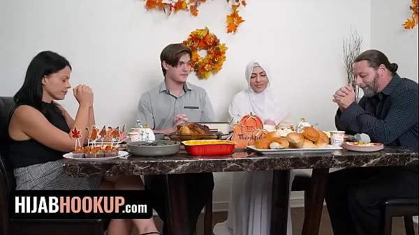 Duża Muslim Babe Audrey Royal Celebrates Thanksgiving With Passionate Fuck On The Table - Hijab Hookup ciepła tuba