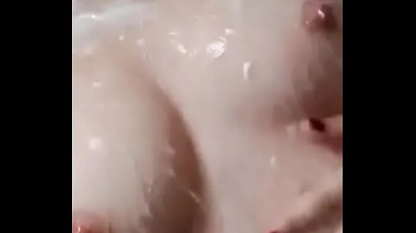 Velika Woman rubbing boobs 2 topla cev