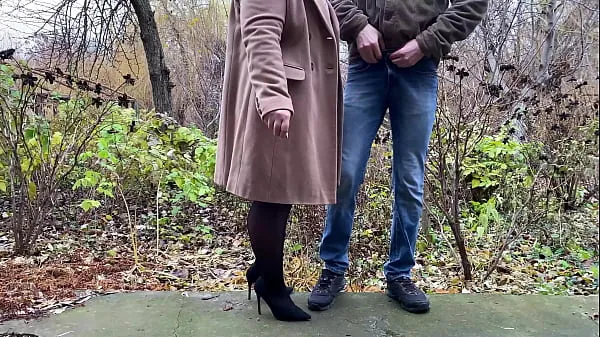 Suuri StepMother-in-law in leather skirt and heels holds son-in-law's dick while he pees lämmin putki