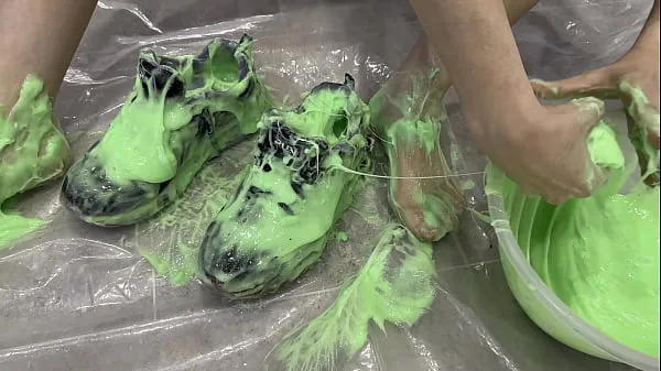 Stort Trashing Sneakers (Trainers) with Super Sticky Slime varmt rør